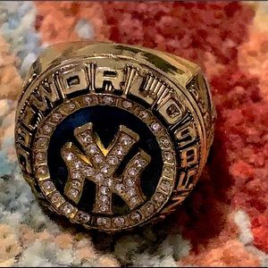 VINTAGE 1998 WORLD SERIES - NEW YORK YANKEES CHAMPIONSHIP RING (1998 REPLICA)